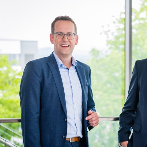 Die badenova Vorstände Heinz-Werner Hölscher (links) und Hans-Martin Hellebrand erzählen im Interview, wie das Unternehmen erfolgreich die Energie- und Wärmewende in der Region anpackt.